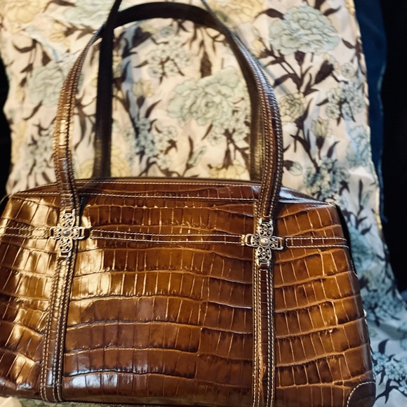 Beautiful Brighton brown croc print shoulder bag w/ silver cross hardware. - Picture 2 of 9